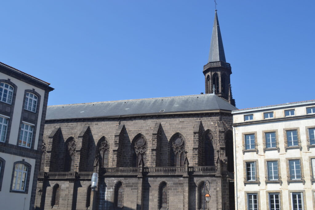 Que voir à l’église Saint-Genès des Carmes ?