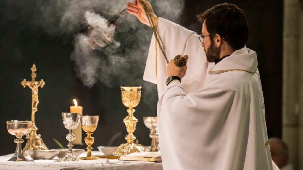À quoi sert un encensoir dans une église ?