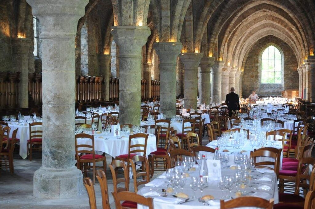 Se marier à l’abbaye des Vaux de Cernay : élégance et spiritualité d’un lieu hors du temps
