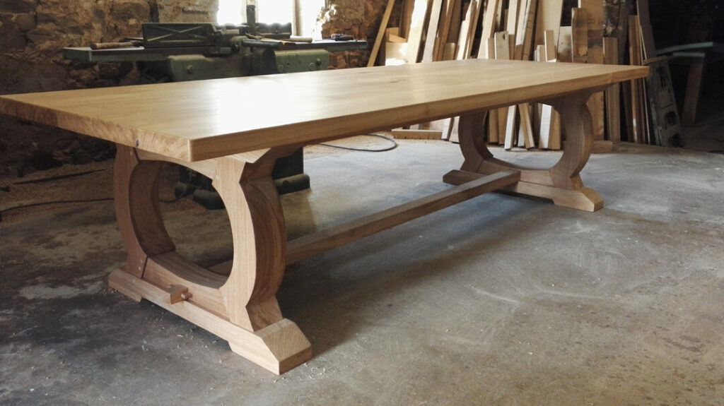 Table monastère en bois massif : style et durabilité