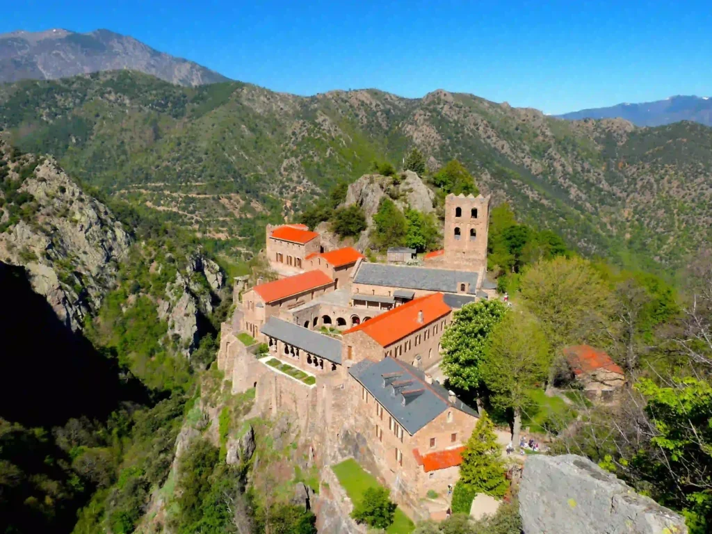 Visite spirituelle : que découvrir à l’abbaye de Saint-Martin du Canigou ?