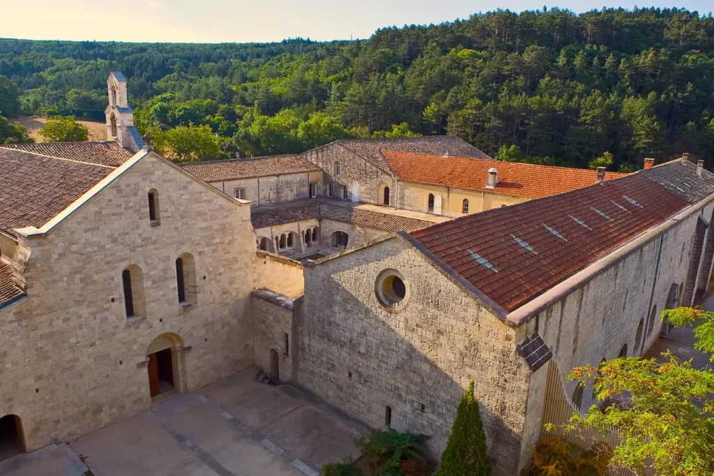 À la découverte de l’abbaye Notre-Dame de Tournay : une oasis spirituelle au cœur de la France