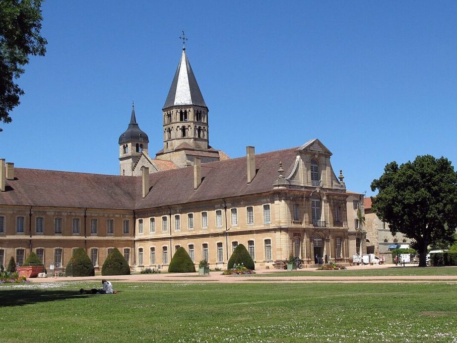 Découverte spirituelle à l’abbaye de Flavigny : un havre de paix chargé d’histoire