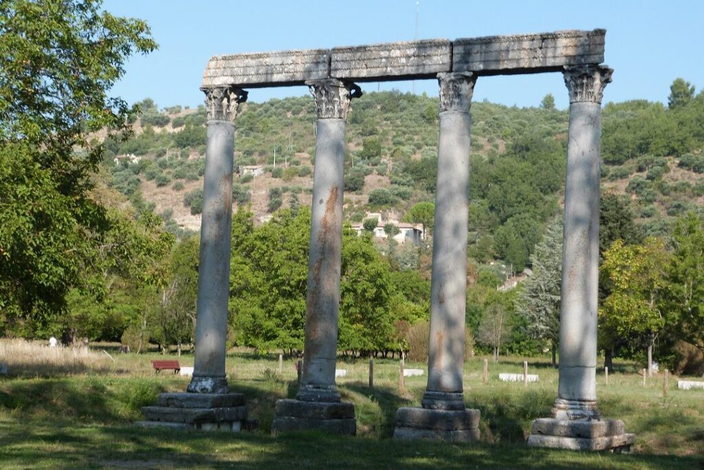 Quelle est l’histoire du monastère de Riez et quelles sont ses particularités ?