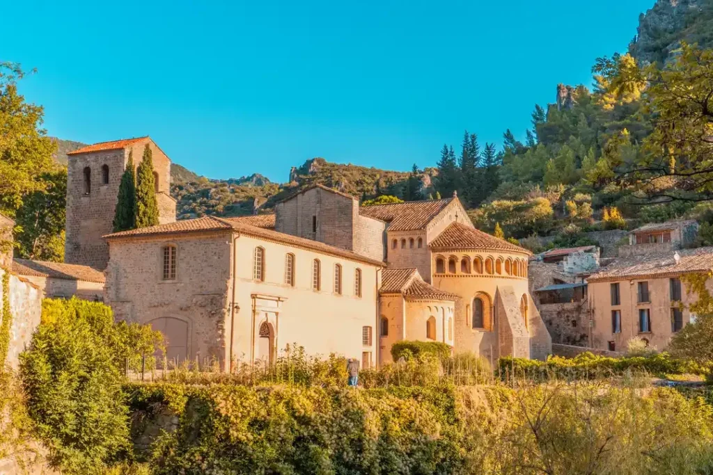 Visite spirituelle à l’abbaye royale de la Réau: un voyage au cœur de l’histoire et de la foi