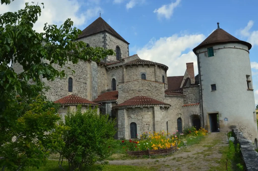 Abbaye Saint Vincent de Chantelle : un havre de paix et de spiritualité au cœur de la France