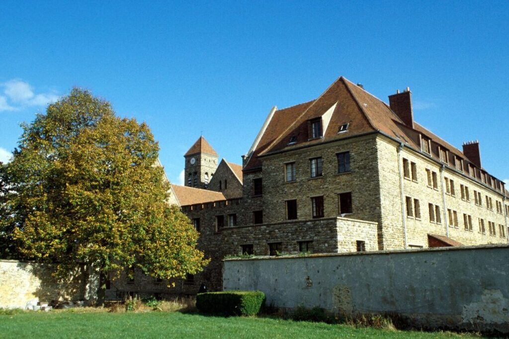 Découverte de l’abbaye Saint-Louis du Temple : entre histoire et spiritualité