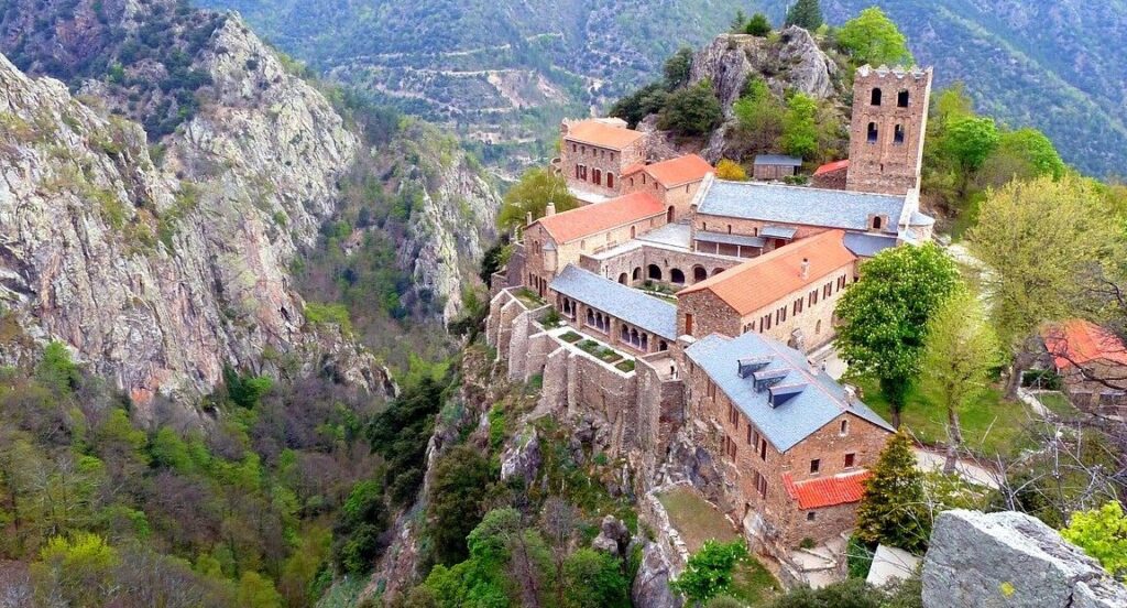 Découverte spirituelle : quelles abbayes visiter dans les Pyrénées-Orientales ?
