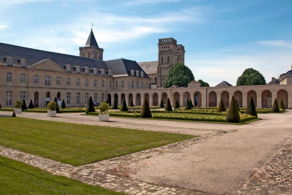 L’abbaye aux hommes de Caen : un joyau de la spiritualité normande à découvrir