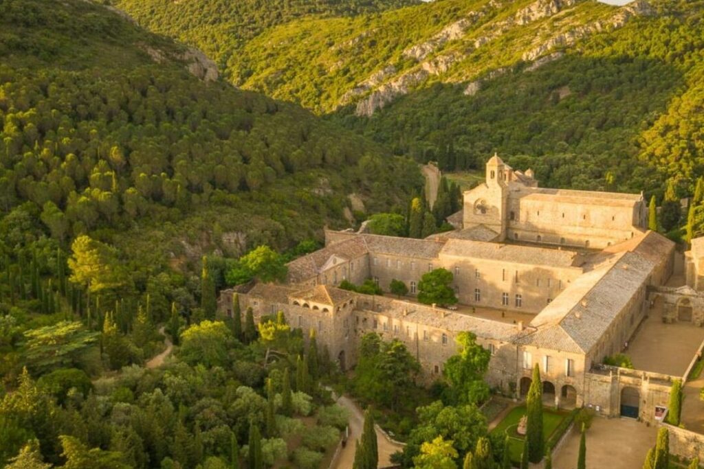 Découverte de la ferme de la vieille abbaye : un havre de spiritualité et d’histoire