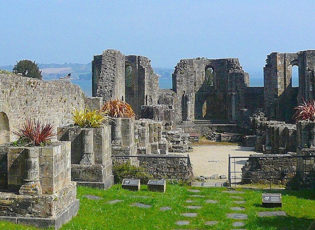 Découverte du musée de l’ancienne abbaye de Landévennec : voyage au cœur de l’histoire monastique en Bretagne