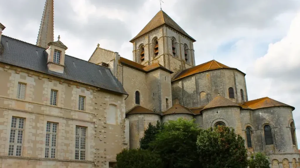 Pourquoi le bistrot de l’abbaye Saint-Savin est un incontournable pour les amateurs de spiritualité ?