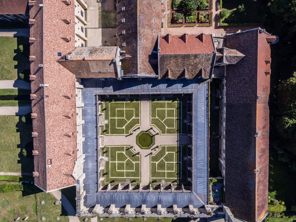 Terrasses de l’abbaye : comment ces espaces relient-ils nature et méditation ?