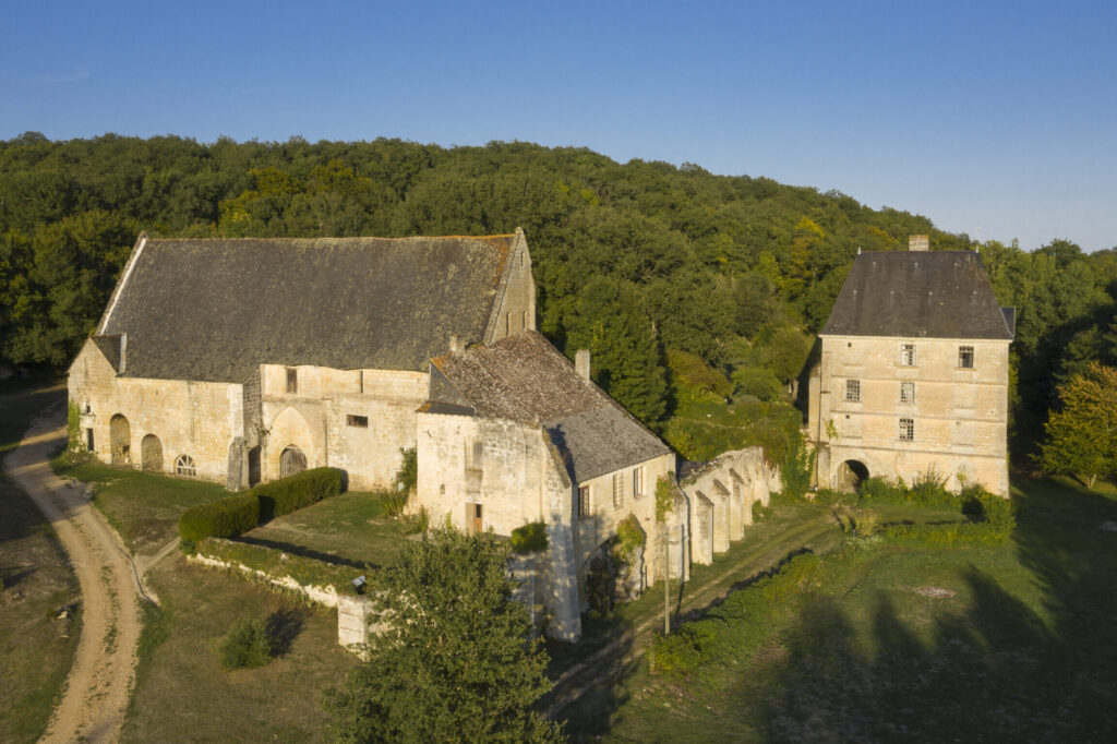 Abbaye de Combelongue : un voyage spirituel au cœur du patrimoine médiéval