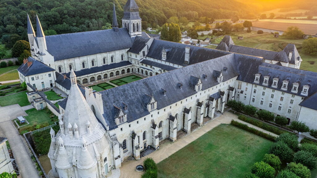 Découverte de l’abbaye de Fontevraud : un voyage à travers l’histoire