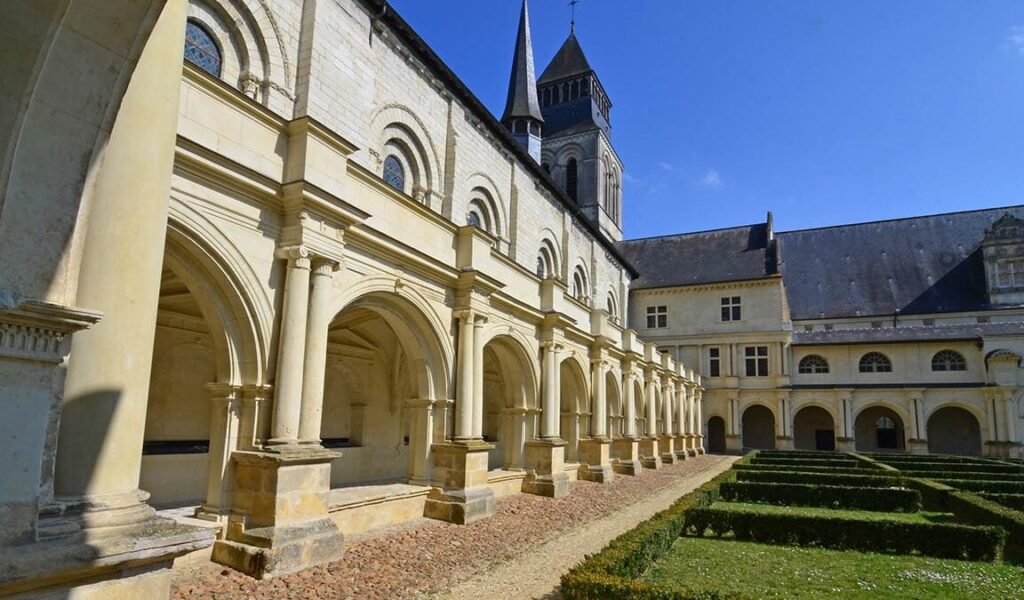 Découverte spirituelle à l’abbaye de Fontevraud : immersion dans un patrimoine historique et religieux