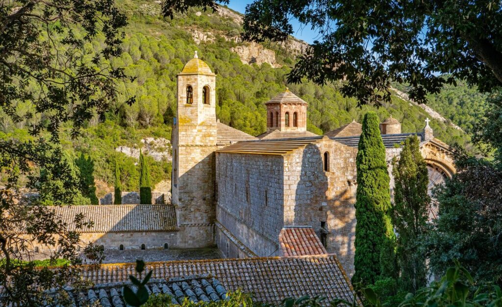 Visite spirituelle à l&rsquo;abbaye de Fontfroide : entre histoire et sérénité